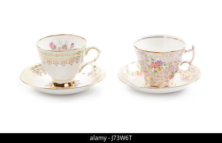 Close-up haute résolution de quatre beaux meubles anciens tasses à thé avec soucoupes isolé sur un fond blanc. Banque D'Images