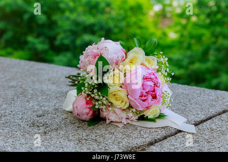 Riche bouquet de pivoines et roses roses blanches eustoma fleurs, feuilles vert bouquet frais du printemps. Arrière-plan de l'été. Banque D'Images