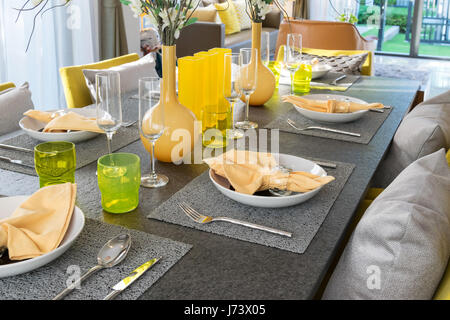 Table à manger et de confortables chaises en jaune accueil moderne avec réglage table élégante Banque D'Images