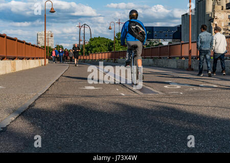 Les gens apprécient un sentier de randonnée pédestre et de vélo au Stone Arch Bridge de Minneapolis Banque D'Images