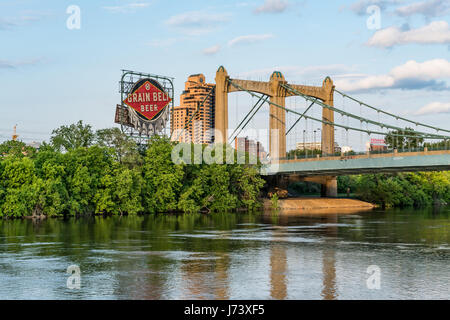 Ceinture céréalière Beer sign le long du fleuve Mississippi à Minneapolis Banque D'Images