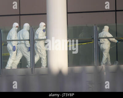 Des enquêteurs de la police à pied le long d'un pont reliant la gare de Victoria à la Manchester Arena où une attaque terroriste à la fin d'un concert de la star américaine Ariana Grande a fait 19 morts. Banque D'Images