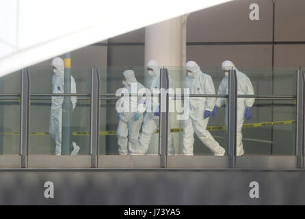 Des enquêteurs de la police à pied le long d'un pont reliant la gare de Victoria à la Manchester Arena où une attaque terroriste à la fin d'un concert de la star américaine Ariana Grande a fait 19 morts. Banque D'Images