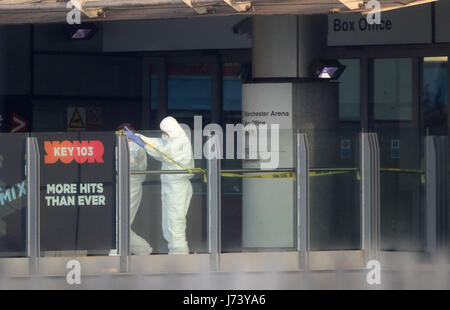 Des enquêteurs de la police à pied le long d'un pont reliant la gare de Victoria à la Manchester Arena où une attaque terroriste à la fin d'un concert de la star américaine Ariana Grande a fait 19 morts. Banque D'Images