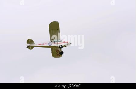 CASLAV, RÉPUBLIQUE TCHÈQUE - 20 MAI 2017 : Piper PA-18-150 Super Cub en vol pendant la journée portes ouvertes au Tactical Air Force Base Caslav le 20 mai 2017 dans Ca Banque D'Images