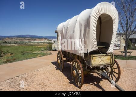 Réplique de Old Wild West Wagon Wheel Stage Coach à Trou dans le Rock Heritage Centre près de la ville d'Escalante Dans l'Utah Banque D'Images