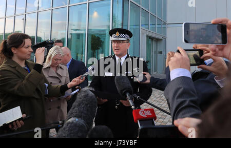 Le chef de la police du Grand Manchester le gendarme Ian Hopkins parle aux médias à Manchester où il a dit que le bilan de l'attentat de Manchester a augmenté de 22 à 59 blessés. Banque D'Images