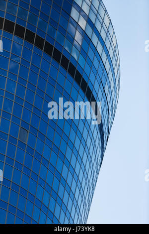 Grand bâtiment rond contre le ciel Banque D'Images