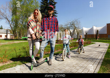 Couple avec enfants sur les scooters Banque D'Images