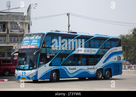 CHIANG MAI, THAÏLANDE - 1 mai 2017 : tour de bus de la société Srithawong Bangkok et Lampang. Srithawong Buid bus en petite usine à Chiangmai. Banque D'Images