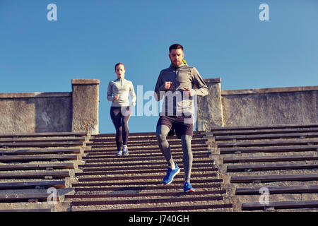 Couple running au rez-de-ville Banque D'Images