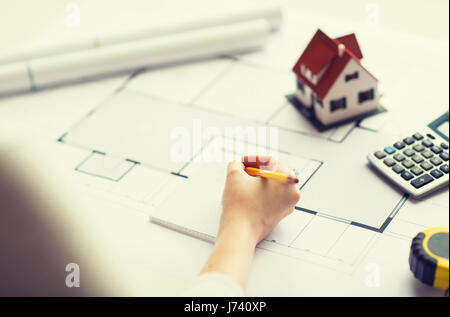 Close up of hand sur le plan écrit à l'ordinateur portable Banque D'Images