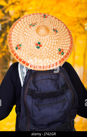 Portrait d'un beau jeune mec hispanique asiatique un chapeau conique en arrière-plan de la forêt, vue de dos. Banque D'Images