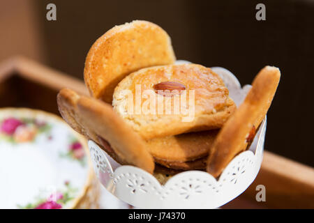 Close up de biscuits aux amandes dans un vase Banque D'Images