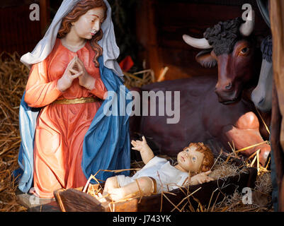 Crèche de Noël et scène avec taille de la vie des statues de Vierge Marie, Jésus Enfant, Steer, âne dans une plaza. Banque D'Images