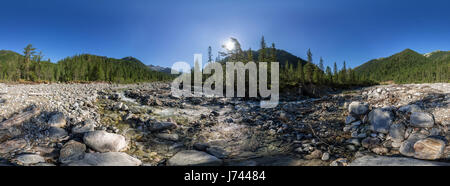 Panorama vr cylindrique 360 rivière de montagne qui coule dans la forêt parmi les pierres. Banque D'Images