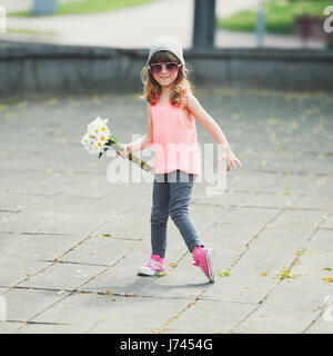 Belle petite hipster girl with flowers Banque D'Images