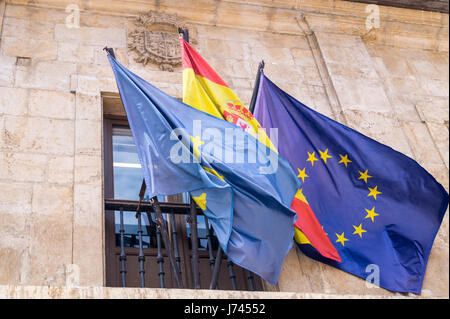 Drapeaux de la Principauté des Asturies, Royaume d'Espagne et de l'Union européenne à l'extérieur d'un bâtiment gouvernemental, Oviedo, Asturias, Espagne Banque D'Images