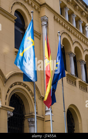 Drapeaux de la Principauté des Asturies, Royaume d'Espagne et de l'Union européenne à l'extérieur d'un bâtiment gouvernemental, Oviedo, Asturias, Espagne Banque D'Images