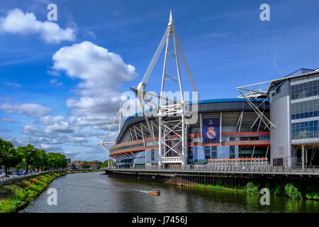 Cardiff, Wales - Mai 21, 2017 : le stade de football du millénaire vue latérale avec river Banque D'Images