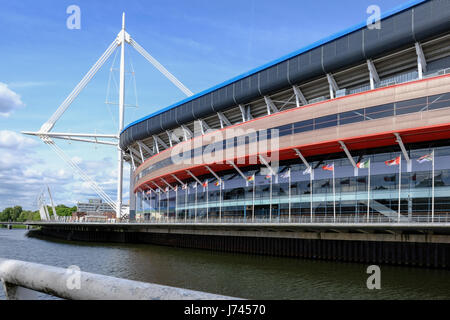 Cardiff, Wales - Mai 21, 2017 : le stade de football du millénaire, à partir de la vue de côté sur la rivière Banque D'Images