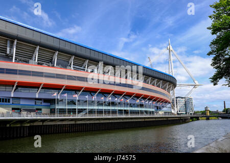 Cardiff, Wales - Mai 21, 2017 : le stade de football du millénaire, vue latérale avec river Banque D'Images