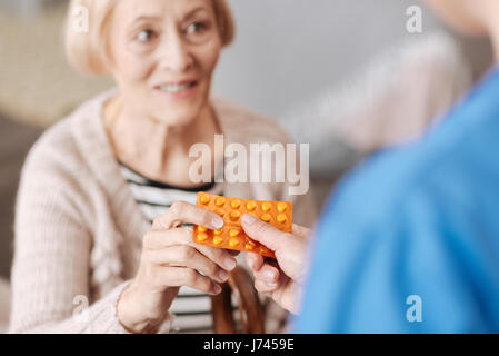 Cute femme optimiste recevant certaines vitamines Banque D'Images