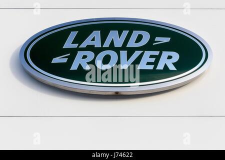 Aarhus, Danemark - janvier 17, 2016:Land Rover logo sur un mur. Land Rover est une marque automobile qui se spécialise dans le véhicule à quatre roues motrices Banque D'Images