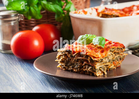 Morceau de Lasagne aux épinards chaud savoureux sur une assiette. La cuisine italienne. Banque D'Images