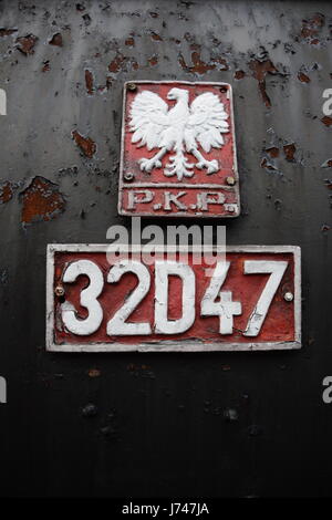 Polish national armoiries sur une vieille locomotive à vapeur Banque D'Images