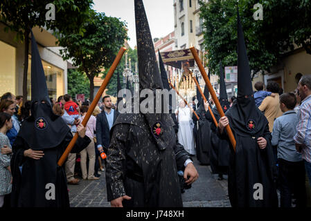 Nazarenos participant à une procession religieuse, avec les robes traditionnelles et capots et portant des bougies pendant la Semana Santa (Pâques) à Séville. Banque D'Images