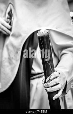 Nazarenos participant à une procession religieuse, avec les robes traditionnelles et capots et portant des bougies pendant la Semana Santa (Pâques) à Séville. Banque D'Images