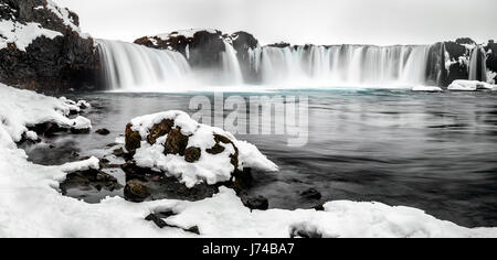 Une longue exposition photo de la cascade de Godafoss de la rivière sur une journée d'hiver. Banque D'Images