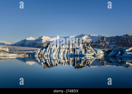 Les icebergs bleu et noir flottant sur la lagune glaciaire Jokullsarlon. Banque D'Images