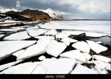 L'écoulement de la glace brisée dans le fjord norvégien Banque D'Images