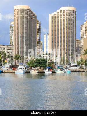 Honolulu, Hawaii, USA - 30 mai 2016 : yachts amarrés dans le port d'Ala Wai dans le paysage urbain de lagon contre Kahanamoku Ala Moana. Banque D'Images