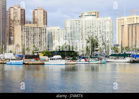 Honolulu, Hawaii, USA - 30 mai 2016 : yachts amarrés dans le port d'Ala Wai dans le paysage urbain de lagon contre Kahanamoku Ala Moana. Banque D'Images