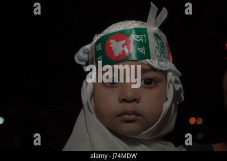 Un enfant se dirige vers le centre de Shaheed Minar de Dacca pour rendre hommage aux martyrs du mouvement linguistique dès le 21 février. Dhaka, Bangladesh Banque D'Images