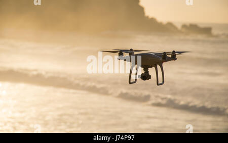 D'un drone en vol stationnaire au-dessus de l'océan comme le soleil se lève Banque D'Images