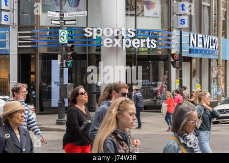 Montréal, CA - 21 mai 2017 : Sports Experts est un magasin de sport sur la rue Sainte-Catherine Banque D'Images