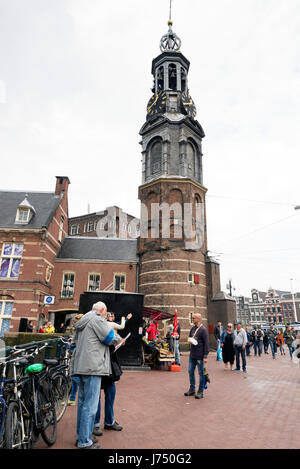 AMSTERDAM, Pays-Bas - 13 mai, 2017 : Le Studio Rose est le seul marché aux fleurs flottant. Fondée en 1862, il est situé à Amsterdam, le péché Banque D'Images