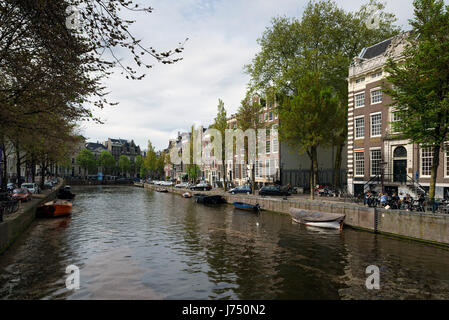 AMSTERDAM, Pays-Bas - 15 MAI 2017 : la ville à l'apparence d'un jour de printemps Banque D'Images