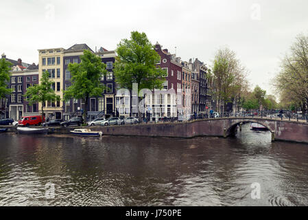 AMSTERDAM, Pays-Bas - 15 MAI 2017 : la ville à l'apparence d'un jour de printemps Banque D'Images