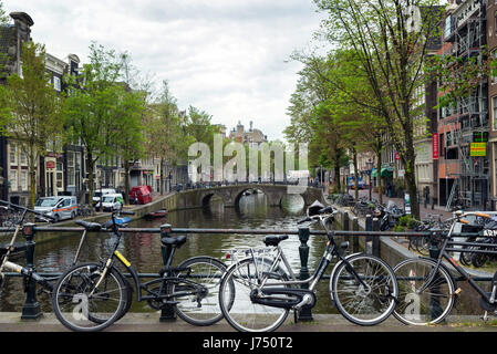 AMSTERDAM, Pays-Bas - 16 MAI 2017 : la ville à l'apparence d'un jour de printemps Banque D'Images