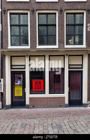 AMSTERDAM, Pays-Bas - 16 mai, 2017 : Red Light Radio est une station de radio en ligne à partir d'une ancienne fenêtre de la prostitution dans la lumière rouge dis Banque D'Images