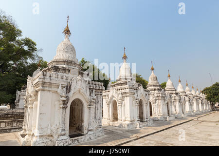 Certains des 729 stupas connu comme le plus grand livre à la Pagode Kuthodaw à Mandalay, Myanmar (Birmanie). Banque D'Images