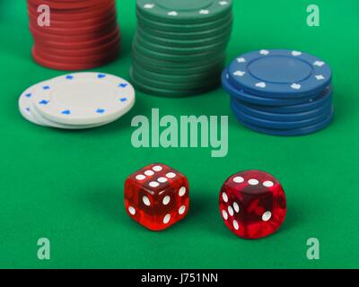 Dés et jetons casino sur table verte Banque D'Images