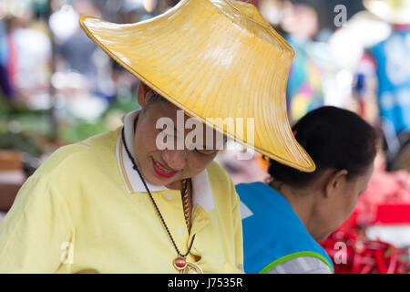 Les vendeurs et les clients sur le plus grand marché Bngkok humide à Khlong Toei, Thaïlande Banque D'Images