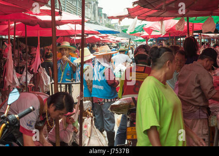 Les vendeurs et les clients sur le plus grand marché Bngkok humide à Khlong Toei, Thaïlande Banque D'Images