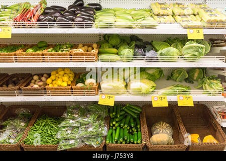 Rayons de fruits et légumes sur l'affichage en vente en supermarché, Australie Banque D'Images